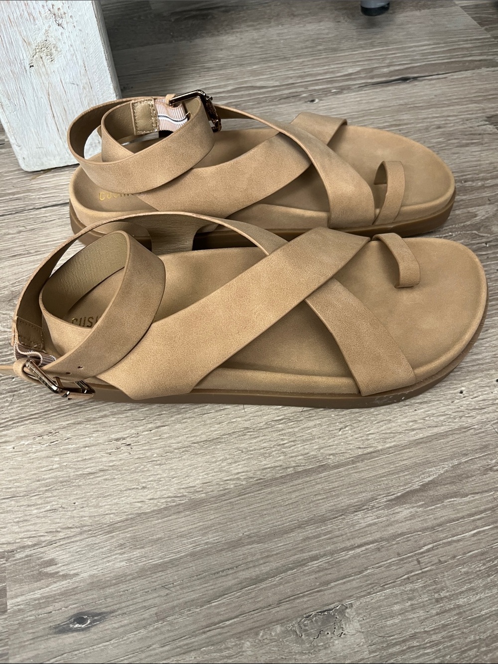 NWOT Cushionaire sandals/8.5